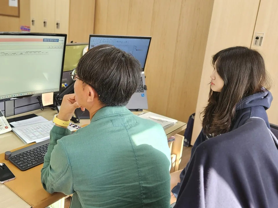 교사와 함께 진로와 학교생활을 상담하는 학생