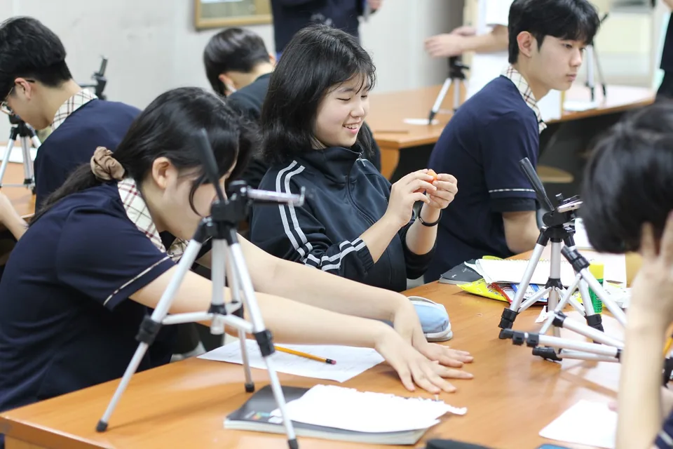 탐구 활동에 참여하는 덕소고 학생들